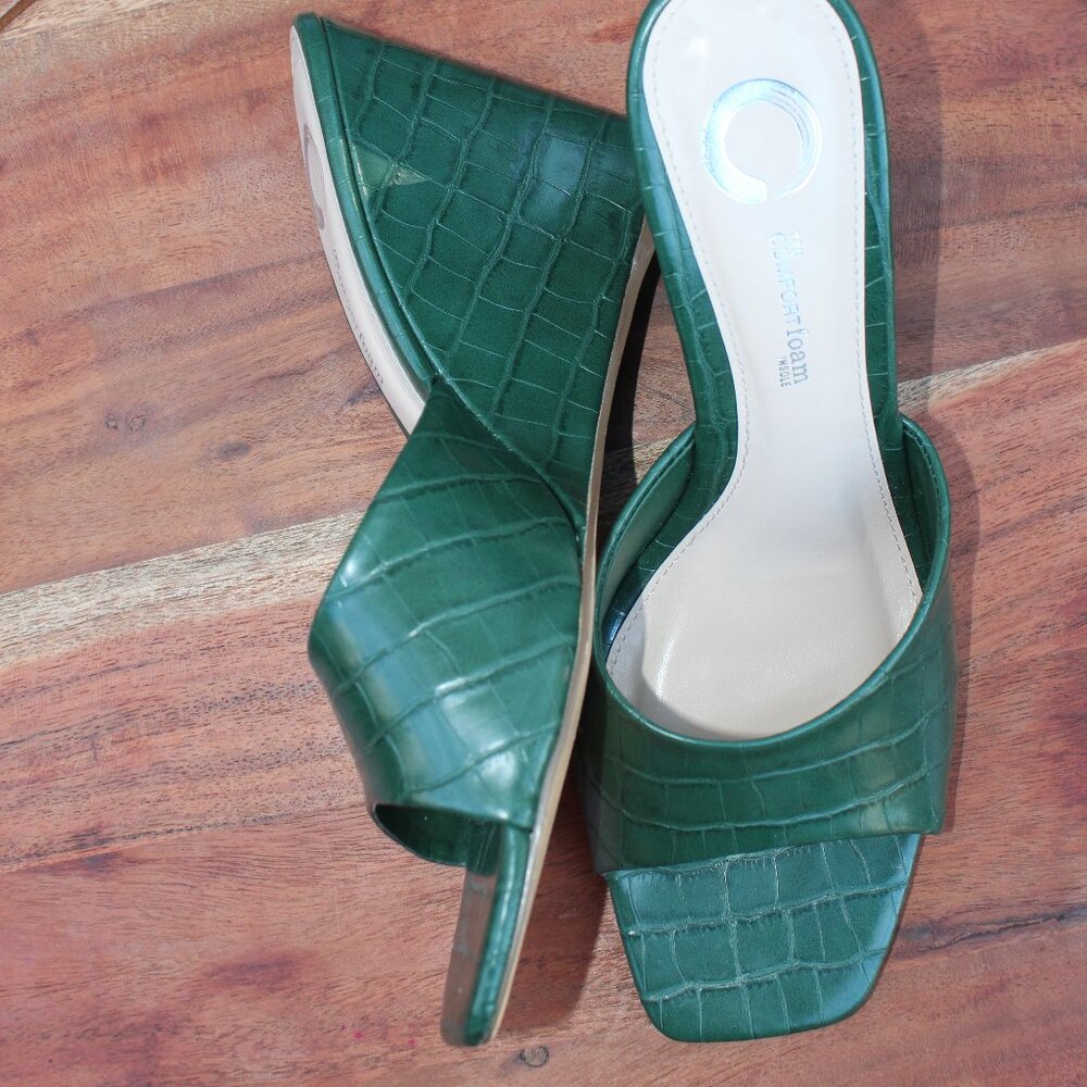Journee Collection Emerald Green Croc-Embossed Wedges US 9 - Picture 4 of 9